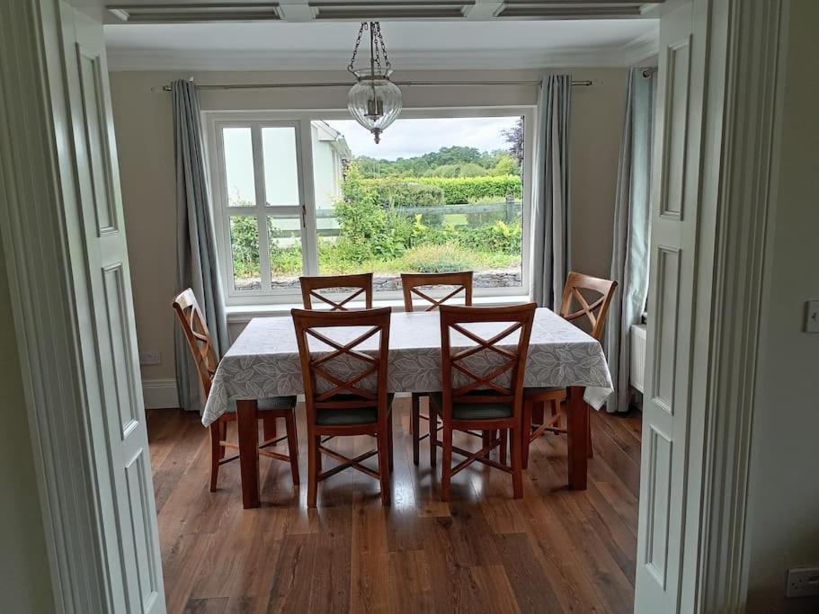 Conveniently Located House To Enjoy All Of Kerry ทราลี ภายนอก รูปภาพ